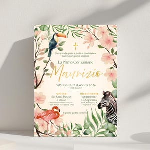 Può includere: Un biglietto d'invito color crema con illustrazioni floreali e di animali. La carta presenta un tucano, un fenicottero e una zebra, insieme a un testo in italiano che annuncia una Prima Comunione per Maurizio il 17 maggio 2026.