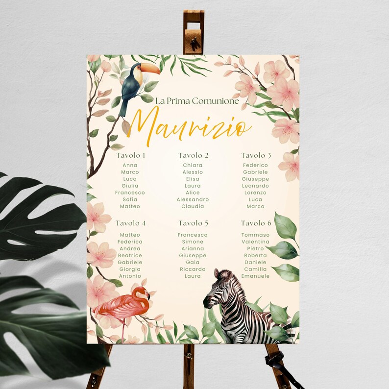 Puede incluir: Un plano de asientos decorativo para una primera comuni&oacute;n, con el nombre "Maurizio" en escritura dorada. El dise&ntilde;o incluye un tuc&aacute;n, un flamenco y una cebra, con detalles florales y de hojas tropicales. El gr&aacute;fico enumera las asignaciones de mesa.