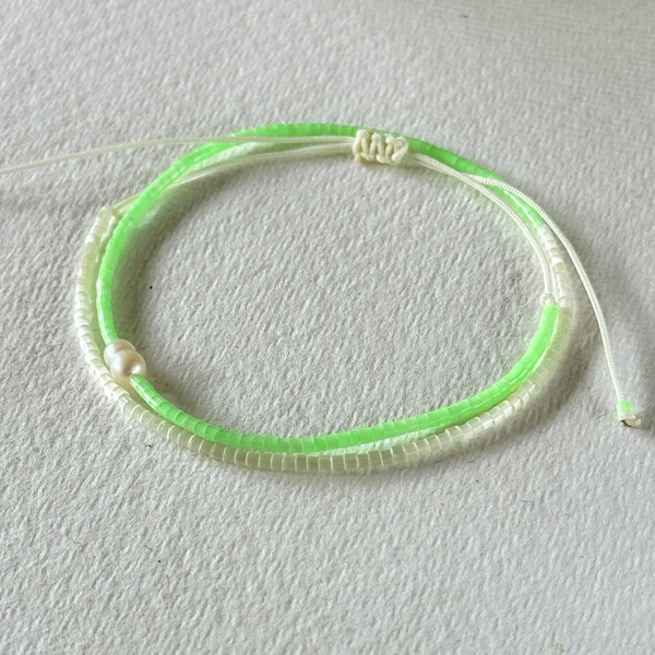 Leuchtendes neongrünes, doppelt gewickeltes Miyuki-Armband mit Süßwasserperle, verstellbare cremefarbene Kordel, perfekt für Sommerfestivals und Strandkleidung