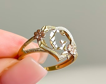 Anillo con inicial en cursiva de oro macizo de 14k: Anillo personalizado con letra - Inicial en forma de corazón con letra inicial y rosa