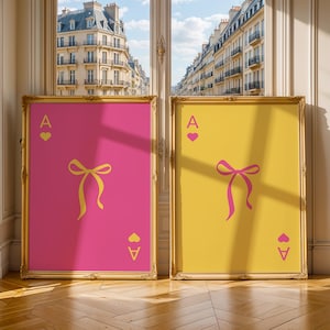 Set di stampe artistiche "Asso di Cuori con Fiocco" - Decorazione da parete con carte da gioco rosa shocking e gialle, Pop Art Barbiecore per cameretta, dormitorio e sala giochi