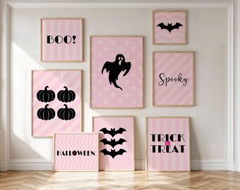 Puede incluir: Una colección de láminas artísticas enmarcadas con temática de Halloween. Las láminas presentan fondos rosas con gráficos y texto en negro, incluyendo murciélagos, calabazas, un fantasma y las palabras "BOO!", "Spooky", "Halloween" y "Trick or Treat".