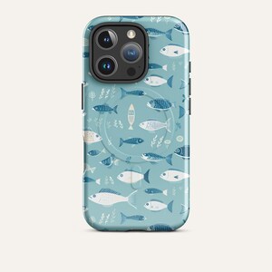 Peut inclure: Coque de téléphone bleu clair ornée d'un motif de poissons blancs et bleus. La coque est dotée d'une poignée pop-up et d'une découpe pour l'appareil photo. Le motif comprend de petits éléments végétaux.