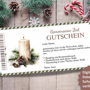 Op de afbeelding: Een afdrukbare cadeaubon met een groene en witte gestreepte rand. De cadeaubon toont een kaars, dennenappels en groenblijvende takken. De tekst op de cadeaubon luidt "Gemeinsame Zeit GUTSCHEIN" en "Liebe Mama, gemeinsame Zeit ist das Wertvollste, daher möchte ich diese mit dir verbringen und du suchst aus: Shopping mit Restaurantbesuch * Theaterbesuch nach deiner Wahl * Thermentag in einer Therme deiner Wahl Deine Anna". Onderaan de cadeaubon staat "Digitale Datei Sofort verfügbar".