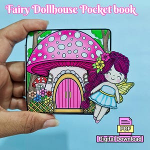 Könnte beinhalten: Eine druckbare Malvorlage mit einem Feen-Puppenhaus mit einem Pilzdach, einer rosafarbenen Tür und einer Fee mit rosa Haaren und einem blauen Kleid. Der Text "Fairy Dollhouse Pocket book" und "Digital Download" ist ebenfalls im Bild enthalten.