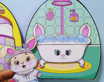 Puede incluir: Una bañera de conejito rosa y blanca con una ducha y una botella de jabón. La bañera está rodeada de un fondo de azulejos verdes y blancos. Un conejito rosa con una diadema está de pie frente a la bañera.