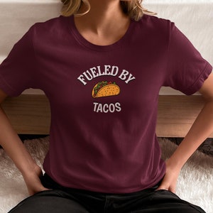 Gevoed door taco's shirt, taco shirt, grappig taco shirt, grappig eten shirt, voedsel shirt, taco humor, grappige taco items, taco dinsdag, taco brandstof