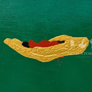 Peut inclure: Une main dorée contenant des formes rouges et noires à l'intérieur, qui goutte de la peinture rouge sur un fond vert. Le texte "ART IS A PORTAL" est visible dans le coin inférieur droit.