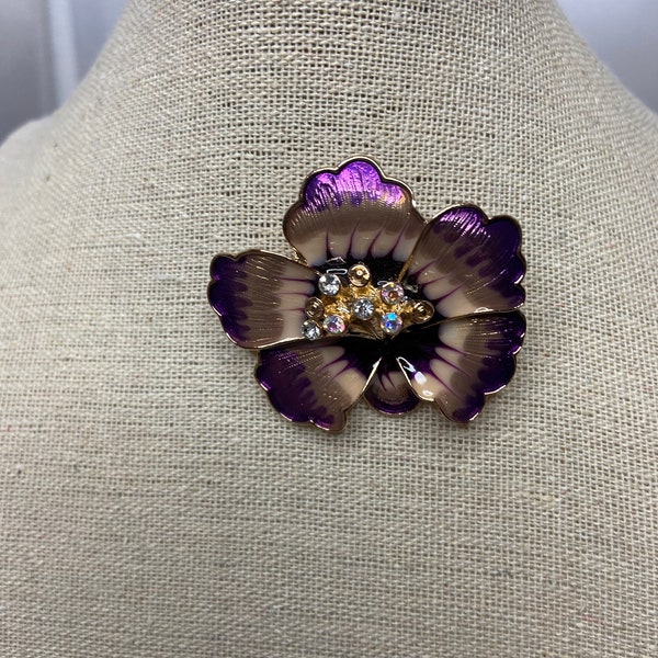 Anne Klein purple enamel pansy flower brooch. Signed. In excellent condition! Great gift for those who love pansies and or Anne Klein!