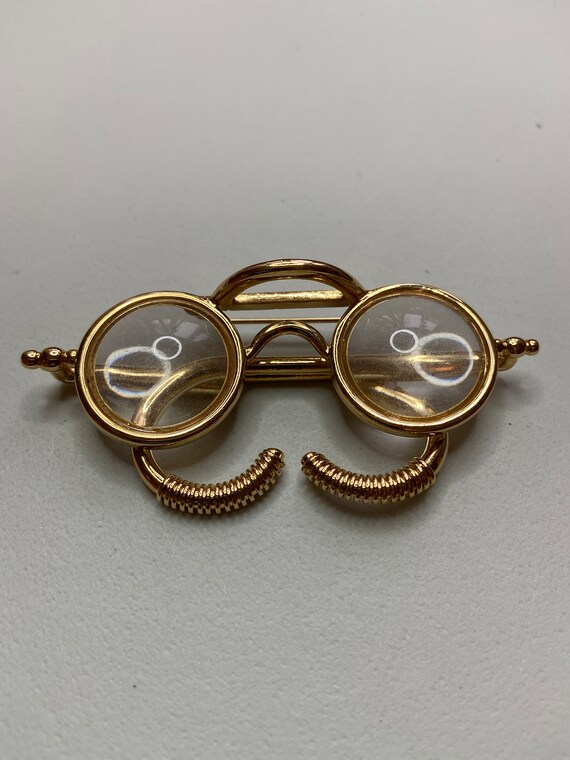 Vintage gold tone retro spectacle brooch. Eye glas