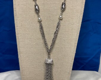 Tassel pendant necklace. Silver tone faux pearls.