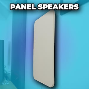 Può includere: Un altoparlante a pannello beige montato su una parete azzurra. L'altoparlante ha una forma rettangolare con bordi arrotondati. Il testo "PANEL SPEAKERS" è visualizzato nella parte superiore dell'immagine.