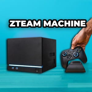 Puede incluir: Una consola de juegos ZTEAM MACHINE negra con un mando y una base de carga. La consola tiene un diseño elegante con una luz azul y puertos USB. El mando es negro con luces de acento azules.