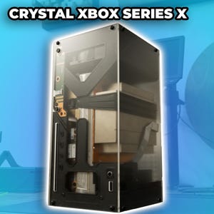 Puede incluir: Una consola de juegos Crystal Xbox Series X con una carcasa exterior de acrílico transparente que revela los componentes internos de hardware, las placas de circuito y el sistema de refrigeración, con detalles estructurales negros.