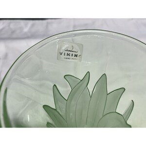 Puede incluir: Un cuenco de vidrio transparente con un dise&ntilde;o floral verde. El cuenco tiene una pegatina en la parte inferior que dice "Viking Hand Made".