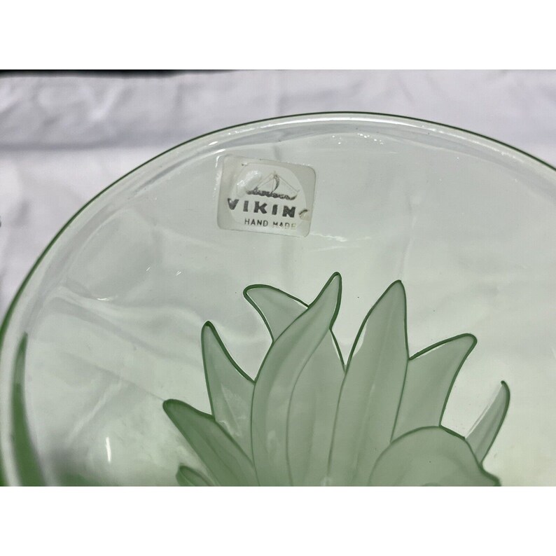 Puede incluir: Un cuenco de vidrio transparente con un dise&ntilde;o floral verde. El cuenco tiene una pegatina en la parte inferior que dice "Viking Hand Made".