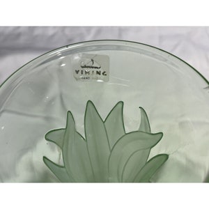 Puede incluir: Un cuenco de vidrio transparente con un dise&ntilde;o verde esmerilado de hojas estilizadas. El cuenco tiene una pegatina en la parte inferior que dice "Viking Hand Made".