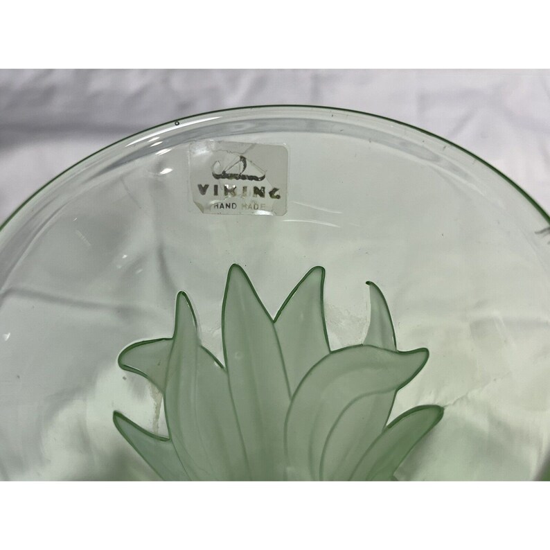 Puede incluir: Un cuenco de vidrio transparente con un dise&ntilde;o verde esmerilado de hojas estilizadas. El cuenco tiene una pegatina en la parte inferior que dice "Viking Hand Made".