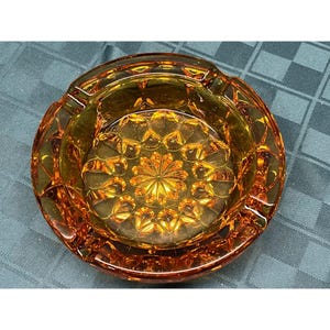 Un (1) cenicero vintage MCM Anchor Hocking Amber Fairfield Starburst