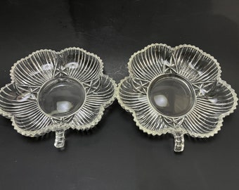 Dos (2) platos vintage de cristal transparente con forma de trébol y diseño de estrella