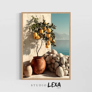 Puede incluir: Impresión artística enmarcada que presenta un limonero en una maceta de terracota, con un telón de fondo costero. La obra muestra un limonero con frutos amarillos, un muro de piedra y el texto "STUDIO LEXA ART".