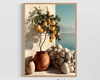 Könnte beinhalten: Gerahmter Kunstdruck mit einem Zitronenbaum in einem Terrakottatopf vor einer Küstenkulisse. Das Kunstwerk zeigt einen Zitronenbaum mit gelben Früchten, eine Steinmauer und den Text "STUDIO LEXA ART".