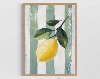 Op de afbeelding: Een ingelijste kunstdruk met een heldergele citroen met groene bladeren op een gestreepte achtergrond van wit en lichtgroen. Het kunstwerk is gesigneerd "STUDIO LEXA ART". De lijst is lichtbruin.