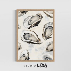 Op de afbeelding: Een ingelijste kunstdruk met een oesterontwerp. Het kunstwerk toont meerdere open oesterschelpen in grijstinten en wit tegen een lichte achtergrond. De lijst heeft een natuurlijke houtkleur. De tekst "STUDIO LEXA ART" staat onderaan.