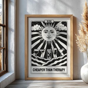 Carta da parati con tarocchi monocromatici, cocktail più economici della terapia, decorazioni divertenti per bar, poster mistico boho, stampa da cucina in bianco e nero