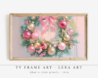 Pode incluir: Uma impressão de arte digital emoldurada com uma grinalda de Natal com enfeites rosa e dourados, um laço rosa e folhagem verde. O texto "TV FRAME ART - LEXA ART" é exibido abaixo da imagem.