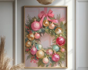 Op de afbeelding: Een ingelijst schilderij van een kerstkrans met kleurrijke ornamenten. De krans heeft roze, gouden en turquoise ornamenten, een roze strik en groen gebladerte. Het kunstwerk wordt weergegeven in een lichtgekleurde houten lijst.