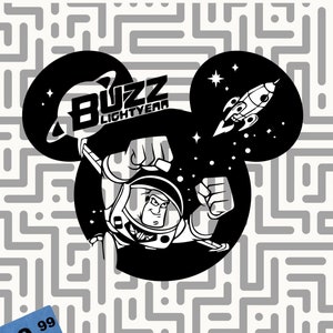 Puede incluir: Gráfico en blanco y negro de Buzz Lightyear en un diseño temático espacial. El diseño incluye las palabras "Buzz Lightyear" y un cohete. La imagen está sobre un fondo laberíntico.