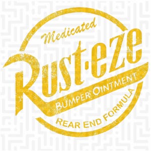 Może przedstawiać: Żółto-biała grafika z napisem "Rust-eze" w postarzanym kroju pisma, z napisem "Medicated" powyżej i "Bumper Ointment Rear End Formula" poniżej. Projekt jest okrągły i inspirowany stylem vintage.