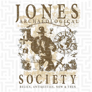 以下が含まれることがあります： 白い背景に「JONES ARCHAEOLOGICAL SOCIETY」と「RELICS, ANTIQUITIES, NOW & THEN」の文字が入った茶色のグラフィックデザイン。鞭を持った男性、コンパス、その他の考古学的な要素のイラストが含まれています。