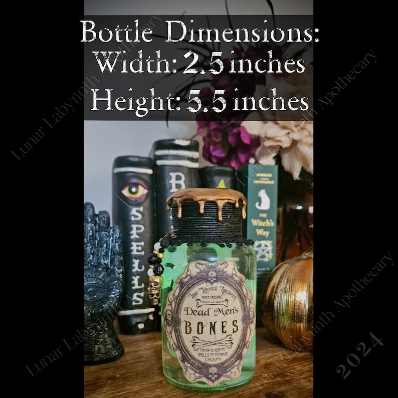 Op de afbeelding: Een groene glazen fles met een gouden dop en een zwart-wit etiket met de tekst "Dead Men's Bones". De fles is 2,5 inch breed en 5,5 inch hoog.
