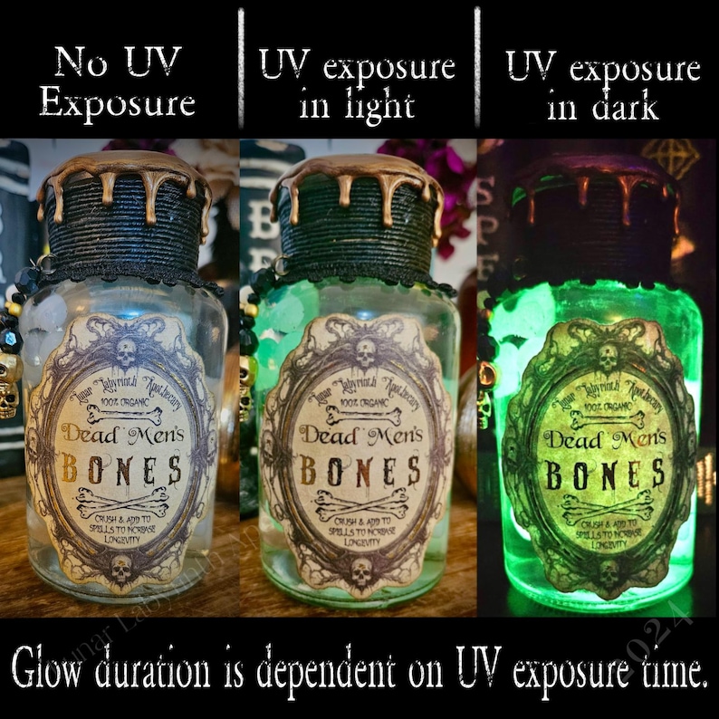 Op de afbeelding: Drie glazen flessen met zwarte en gouden etiketten waarop "Dead Men's Bones" staat, die onder UV-licht groen oplichten. De flessen staan op een donkere achtergrond.