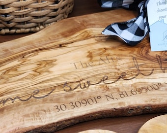 Tablas de cortar personalizadas de madera de olivo con borde natural / Regalos para cierres de compraventa de bienes raíces / Regalos personalizados / Regalos para inauguración de casa