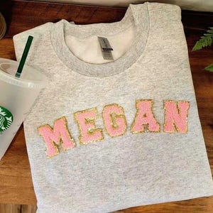Camisa con parche de letras y nombre personalizado / Camisa con parche de chenilla / Sudadera con parche de boda / Lindo regalo de boda / Regalos para mamá / Regalos para ella