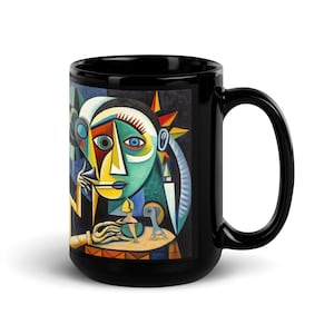 Op de afbeelding: Zwarte koffiemok met een kleurrijk abstract schilderij van een gezicht en een tafel met een kaars en een vogel. Het schilderij is in kubistische stijl.