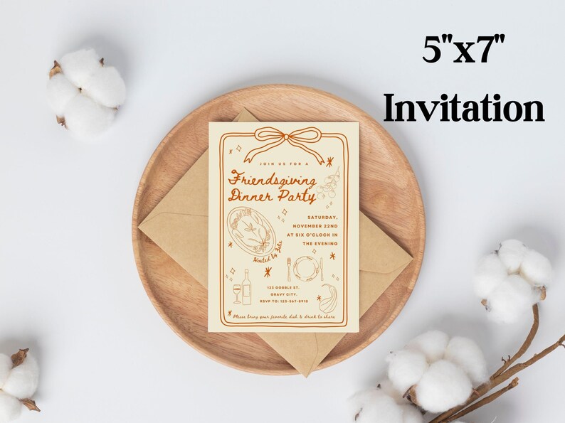 Puede incluir: Una invitaci&oacute;n de 5"x7" para una cena de Acci&oacute;n de Gracias entre amigos. La invitaci&oacute;n es beige con texto e ilustraciones marrones, incluyendo un pavo, vino y cubiertos. Descansa sobre un plato de madera con un sobre marr&oacute;n.