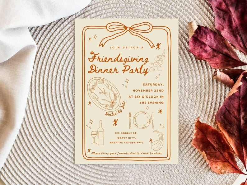 Puede incluir: Invitaci&oacute;n a una cena de Acci&oacute;n de Gracias entre amigos. La tarjeta beige presenta ilustraciones marrones de un pavo, vino y una mesa. El texto incluye la fecha, la hora y el lugar. La invitaci&oacute;n est&aacute; decorada con un lazo y hojas de oto&ntilde;o.