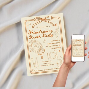 Puede incluir: Una invitaci&oacute;n a una cena de Friendsgiving, con un lazo y elementos decorativos. La invitaci&oacute;n est&aacute; sobre un fondo crema, con un dise&ntilde;o a juego en un smartphone en la mano.