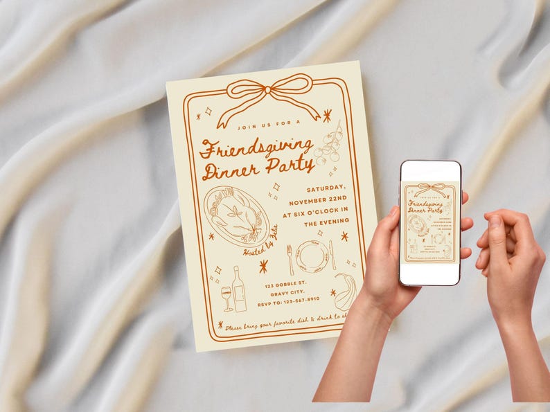 Puede incluir: Una invitaci&oacute;n a una cena de Friendsgiving, con un lazo y elementos decorativos. La invitaci&oacute;n est&aacute; sobre un fondo crema, con un dise&ntilde;o a juego en un smartphone en la mano.