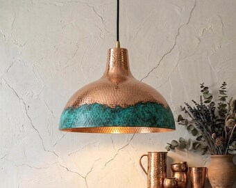 Handgemaakte koperen hanglamp met groene patina, moderne keukenverlichting, rustieke plafondlamp, luxe woondecoratie, warm sfeerlicht