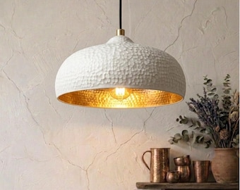 Lampa wisząca z kutej miedzi – nowoczesna lampa sufitowa z ciepłym, złotym wnętrzem