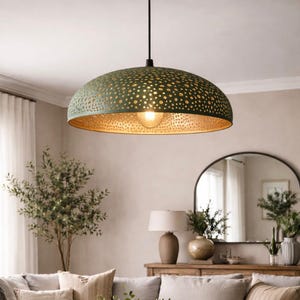 Può includere: Un set di tre ciotole impilabili in ceramica nei toni del blu, verde e bianco. Le ciotole presentano un design maculato e dimensioni variabili, perfette per la preparazione o la presentazione di cibi. La ciotola più grande misura circa 20 cm di diametro.