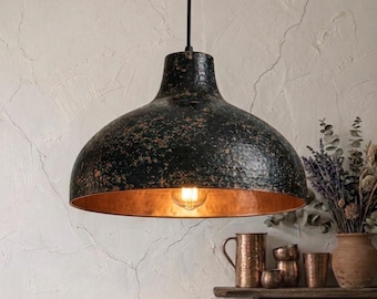 Handgemaakte, gehamerde zwarte lamp – elegant koperkleurig interieurontwerp
