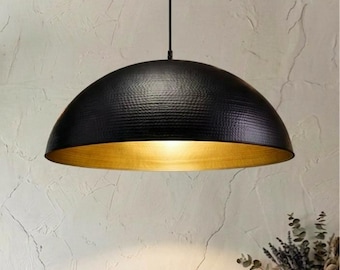 Moderne zwart-gouden hanglamp met messing binnenkant – Luxe, warme verlichting voor keuken en eetkamer