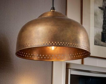 Handgemaakte messing hanglamp – Koepelvormige plafondlamp – Vintage geperforeerde hanglamp – Keukenverlichting boven het kookeiland – Moderne rustieke decoratie