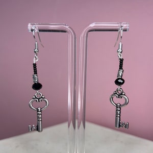 Boucles d&#39;oreilles pendantes &quot;clés aux yeux noirs&quot; Noir & Argent